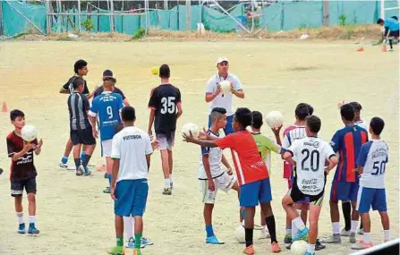  ?? ESNEYDER GUTIÉRREZ ?? En la comuna 13 hay una gran tradición futbolera. Allí, cientos de niños y jóvenes sueñan con ser grandes futbolista­s.