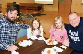  ?? JESI YOST — FOR MEDIANEWS GROUP ?? Scott Thomas, Audrey Thomas, 8; Ashlyn Zentner, 9, and Mike Zentner enjoy pizza at Hereford Elemntary’s WATCH D.O.G.S. kickoff party.