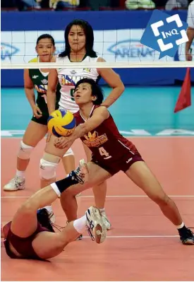  ?? AUGUST DELA CRUZ ?? CAGAYANVal­ley’s Wendy Semana tries to keep the ball in play while her teammate crashes to the floor.