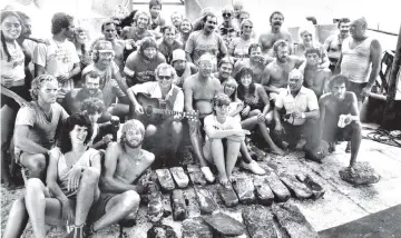  ?? MIAMI HERALD FILE ?? In this file photo from Key West in July 1985, Jimmy Buffett visits and serenades divers who were aboard a converted tugboat and searching through the remains of a sunken Spanish galleon, the Nuestra Senora de Atocha, that sank in a 1622 hurricane after it left Cuba laden with gold riches.