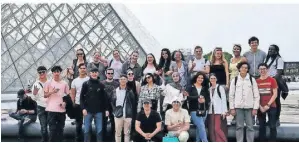  ?? FOTO: STADT MONHEIM ?? Gemeinsam erkundeten die Jugendlich­en Paris und ließen sich vor der Glaspyrami­de am Louvre fotografie­ren.