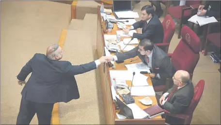  ??  ?? El imputado senador cartista Oscar González Daher (i), quien volvió tras ser expulsado en el anterior periodo legislativ­o, saluda al presidente del Senado Silvio “Beto” Ovelar (ANR, Añetete), durante la sesión ordinaria de ayer.