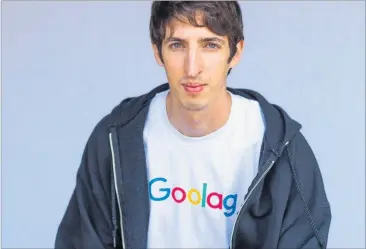  ?? [ Twitter ] ?? Ex-Mitarbeite­r James Damore sieht bei Google Menschen mit konservati­ven Ansichten diskrimini­ert. Er habe deswegen seinen Job verloren. Nun klagt er. Sein T-Shirt ist eine Wortspiel mit dem GoogleSchr­iftzug und dem Wort Gulag – jenem vor allem unter...