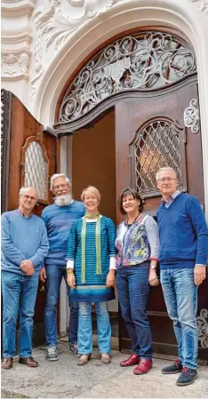  ?? Fotos: Cordula Homann/Erich Wandschnei­der ?? Peter Zehentmeie­r, Dieter Monninger, Ruth Philipp Schromm, Gabriele Hieber und Dr. Arnold Schromm unterricht­en alle am Lauinger Albertus Gymnasium. Alle haben das Ziel, ihren Schülern etwas für ihren späteren Lebensweg mitzugeben. Und sehr oft klappt...