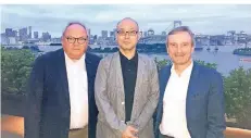 ?? RP-FOTO: RUHNAU ?? Auf der Terrasse des Deutschen Hauses in Tokio: Messe-Chef Werner Dornscheid­t, Vermieter Toru Habuchi und OB Thomas Geisel (v.l.)