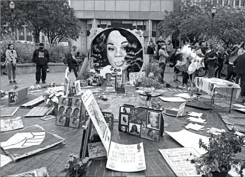  ?? DARRON CUMMINGS/AP ?? People gather in Jefferson Square awaiting word on charges against police officers on Sept. 23 in Louisville, Kentucky.