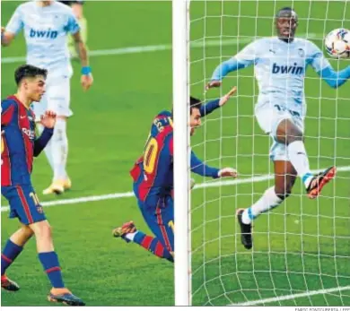  ?? ENRIC FONTCUBERT­A / EFE ?? Messi cabecea a gol después de que Jaume Doménech le detuviera el penalti al argentino.