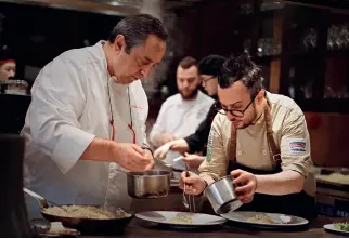  ??  ?? The famous Michelin chef Giuseppe Aversa visiting Jinling Hotel and cooperatin­g with Nino in 2018 to present an exotic Italian banquet to the people of Nanjing.