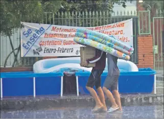  ??  ?? Ayer se registró una fuerte lluvia, dejando miles de criaderos de mosquitos Aedes, alertaron en Senepa.