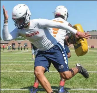  ?? ERIC BONZAR — THE MORNING JOURNAL ?? Lorain linebacker and wide receiver Davion Dower runs pad drills during the first day of practice July 31.