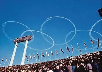  ??  ?? Srdce olympiády
Starý Olympijský stadion v Tokiu při zahájení v roce 1964. Měl kapacitu 57 tisíc míst, z toho 48 tisíc k sezení. Zbourali jej v roce 2015.