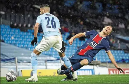  ??  ?? Comme à l’aller, c’est Riyad Mahrez (à gauche) qui a fait le plus mal aux Parisiens en inscrivant un doublé.