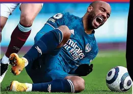  ?? GETTY IMAGES ?? Howl of pain: Lacazette goes down at Burnley