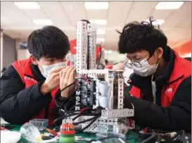  ?? YANG CHENGUANG / XINHUA ?? Youth League members join a robotic technology contest in Taiyuan, Shanxi province.