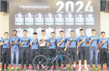  ?? — Gambar Bernama ?? SEDIA MENCABAR: Kapten Terengganu Cycling Team (TSG) Nur Amirul Fakhruddin (tengah) bersama barisan pelumba lain pada Majlis Pelancaran Pasukan TSG 2024.