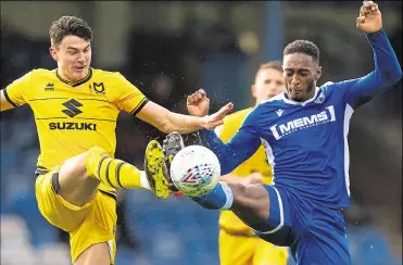  ?? Pictures: Ady Kerry ?? Gillingham forward Brandon Hanlan challenges with MK Dons’ Regan Poole