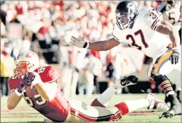  ?? ARLEEN NG — OAKLAND TRIBUNE ?? The San Francisco 49ers’ Greg Clark catches a touchdown pass with the Chicago Bears’ Tony Parrish unable to stop him in the first quarter Dec. 17, 2000, to give the Niners a 6-0 lead at 3Com Park in San Francisco.