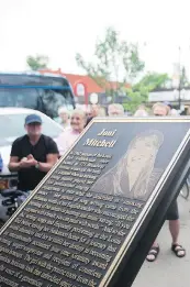  ?? KAYLE NEIS ?? A plaque honouring Joni Mitchell is unveiled on Broadway Avenue.