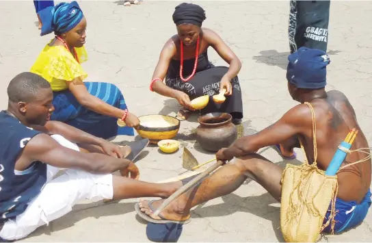  ?? PHOTO: ?? Gbagyi natives in a drama presentati­on at an even in Abuja recently.
ABUBAKAR SADIQ ISAH