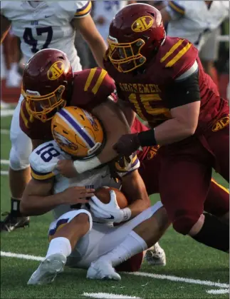  ?? RANDY MEYERS — FOR THE MORNING JOURNAL ?? Avon quarterbac­k Niko Pappas is swarmed under by the Avon Lake defense after a short gain during the first quarter on Aug. 29, 2020.