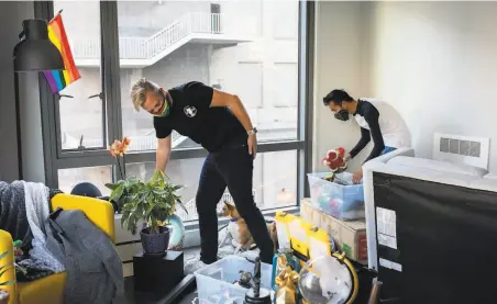  ?? Santiago Mejia / The Chronicle ?? Christophe­r Beale ( left) and Reagan Rockzsffor­de unpack in their new S. F. apartment after moving from Oakland last month.