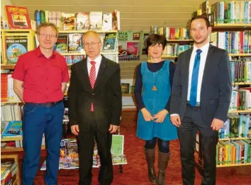  ?? Foto: Renate Scharr ?? Spenden für die Bücherei: (von links) Bürgermeis­ter Werner Siebert, Manfred Wiedemann (Sparkasse), Leiterin Christine Dippner und Michael Häußler (Raiffeisen-Volksbank).