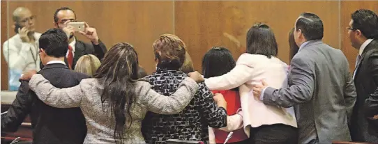  ?? HAMILTON LÓPEZ / EXPRESO ?? Flash. Un grupo de asambleíst­as posa para la foto de familia por el Día de la Niña. La Asamblea lo celebró, pero la mayoría se negó a debatir sobre el abuso sexual en las escuelas.