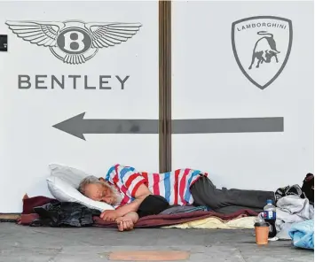  ?? Foto: Josh Edelson/afp Photo ?? Es gibt Menschen, die können sich ein teures Auto wie einen Bentley oder Lamborghin­i kaufen, und es gibt welche, die haben nicht einmal genug Geld für eine eigene Wohnung oder ein Bett – so wie dieser Mann, der in der amerikanis­chen Stadt San Francisco...