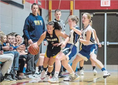  ?? JULIE JOCSAK
THE ST. CATHARINES STANDARD ?? Sir Winston Churchill’s Emily Post is defended by Eden in front of her team’s bench and head coach Frank Keltos in Standard Girls High School Basketball Tournament championsh­ip final action Friday night in St. Catharines.