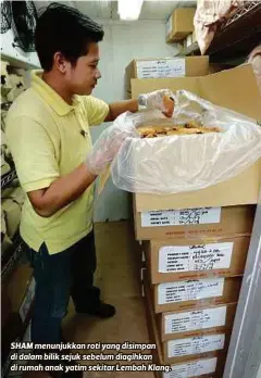  ??  ?? SHAM menunjukka­n roti yang disimpan di dalam bilik sejuk sebelum diagihkan di rumah anak yatim sekitar Lembah Klang.
