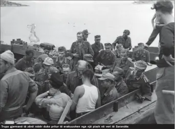  ??  ?? Trupa gjermanë të zënë robër duke pritur të evakuuohen nga një plazh në veri të Sarandës