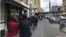  ??  ?? Kunden stehen Schlange vor dem "Brettspiel­geschäft.Berlin"