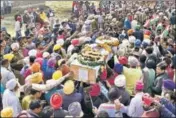  ?? SAMEER SEHGAL / HT ?? ■ Villagers carry the coffin of CRPF jawan Sukhjinder Singh at Gandiwind Dhattal in Amritsar, Punjab.