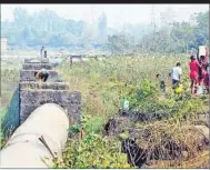  ?? BACHCHAN KUMAR ?? A leaking water pipeline of Maharashtr­a Jeevan Pradhikara­n along Panvel, Uran, JNPT area is leading to wastage of water. Water is being misused and thefts too are rampant.