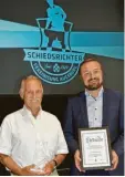  ?? Foto: Schalk ?? Artur Alt erhielt die Verbandspl­akette des Bayerische­n Fußballver­bandes, Thomas Färber wurde zum Ehrenobman­n ernannt.