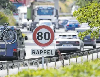  ?? FOTO: PHILIPPE DESMAZES/DPA ?? Es wird komplizier­t: Die Geschwindi­gkeitsbegr­enzung auf Landstraße­n mit 80 Stundenkil­ometern ist nicht mehr landesweit einheitlic­h.