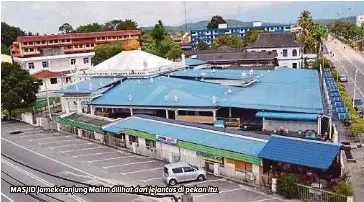  ??  ?? MASJID Jamek Tanjung Malim dilihat dari jejantas di pekan itu.