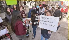  ??  ?? Con la venta de antojitos, estudiante­s buscan mejorar la infraestru­ctura de su plantel, pero también contribuir a que sus maestros reciban un salario digno.