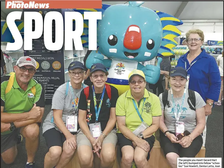  ??  ?? The people you meet! Gerard Hart (far left) bumped into fellow “schoolies” Sue Howlett, Denise Latta, Joan Rheinberge­r, Melissa Halpin and Wendy Lees, another volunteer