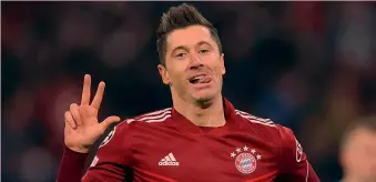  ?? GETTY ?? Il segnale Robert Lewandowsk­i, 33 anni, indica con le dita la tripletta infilata in Champions al Salisburgo