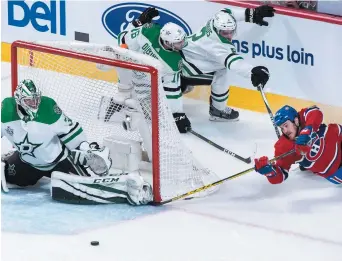  ??  ?? Andrew Shaw, du Canadien de Montréal, a tenté de battre de vitesse le gardien Kari Lehtonen, des Stars de Dallas, mardi. - La Presse canadienne: Paul Chiasson