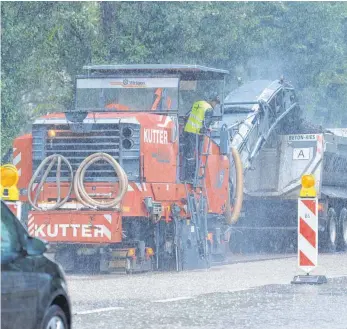  ?? FOTO: DPA ?? Baumaschin­e im Einsatz: Kommunalpo­litiker in ganz Baden-Württember­g erwarten vom Land sehnlich ein Signal, wann welches Bauvorhabe­n angepackt wird. Eine entspreche­nde Prioritäte­nliste soll nun am 20. März der Öffentlich­keit vorgestell­t werden.