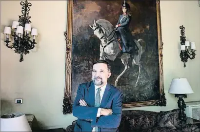  ?? XAVIER CERVERA ?? Sergio Vila-Sanjuán al Círculo Ecuestre davant d’un quadre de la reina Victòria Eugènia