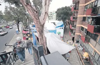  ??  ?? Hay tres campamento­s alrededor del multifamil­iar de Tlalpan: uno sobre la avenida Álvaro Gálvez y Fuentes; otro sobre Avenida 8, y el último en las canchas de la unidad deportiva.