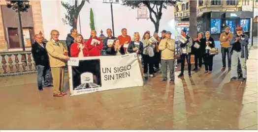  ?? ?? Integrante­s de la plataforma Andalucía Bay 20.30 en una de sus concentrac­iones semanales por el ferrocarri­l.