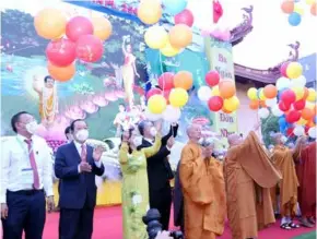  ?? VNA/VNS Photo ?? Monks and officials release balloons and pigeons, a ritual performed to pray for peace, during the 2022 Vesak Festival at the Việt Nam Quốc Tự Pagoda in HCM City’s District 10. The 2,566th birthday of Lord Buddha yesterday was celebrated in several pagodas across the country.