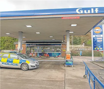 ?? Picture: Steven Brown. ?? Police at the Gulf petrol station on High Street, Cowdenbeat­h, after the robbery.
