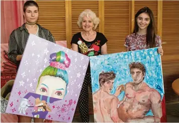  ?? Foto: Maria Schmid ?? Milena Düringer (links) und Eva Vogel hatten beim Wettbewerb „Jugend Kunstpreis“einen Tag im Atelier von Isolde Egger (Mitte) in Frankenhof­en gewonnen.