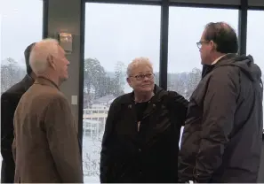  ?? The Sentinel-Record/Courtney Edwards ?? ■ Liz Robbins, center, speaks with members of the Rotary Club of Hot Springs National Park following her presentati­on on Wednesday.