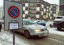  ??  ?? L’intervento Uno dei cartelli posti dal Comune per vietare alcuni parcheggi